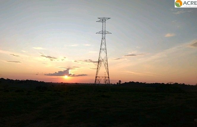 Torre de transmissão ao pôr do sol