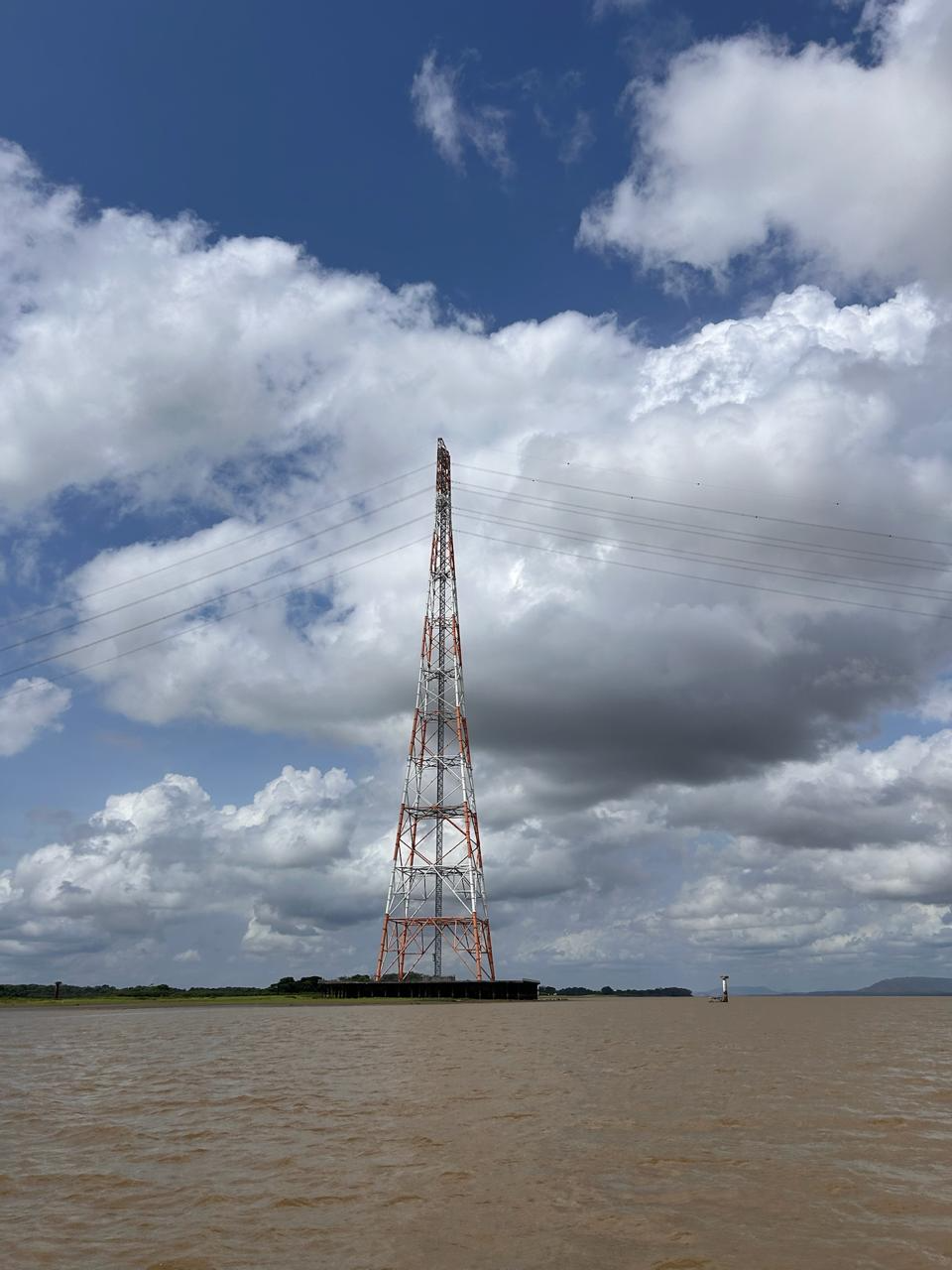 Torre de linha de transmissão sobre área alagada